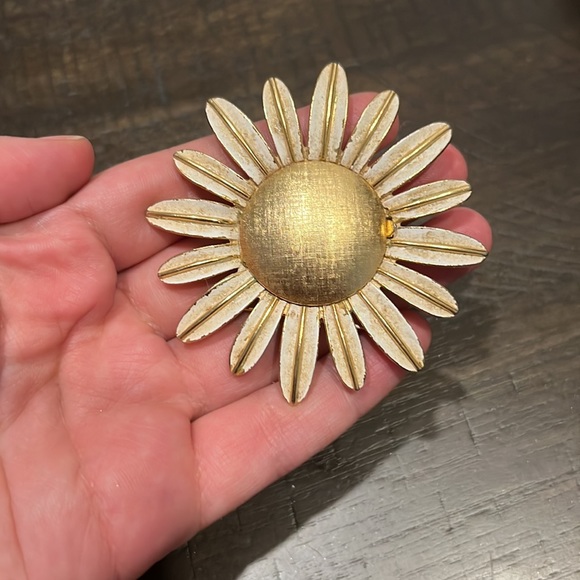 VINTAGE | Avon Brooch Locket Poison Hidden Compartment Perfume Pin - Picture 4 of 5